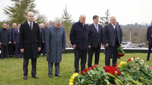 Депутаты Парламента почтили память Владислава Ардзинба