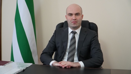 Спикер Народного Собрания – Парламента Республики Абхазия Лаша Ашуба поздравил с Новым 2023 годом руководителей парламентов 