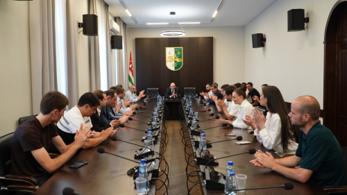 Апарламент Ахантәаҩы Аҿар Рпарламент адепутатцәа злахәыз аусуратә еиԥылара мҩаԥигеит