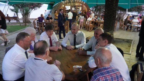 Депутаты Совета Федерации, прибывшие в Абхазию, совершили прогулку по набережной Сухума