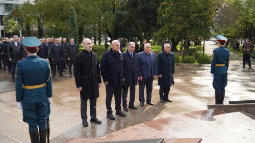 Депутаты Парламента возложили цветы в Парке Славы в память о погибших в мартовской наступательной операции