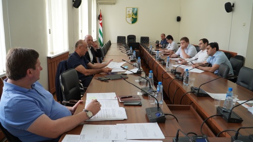 В Парламенте Республики Абхазия состоялось очередное рабочее заседание парламентского Комитета по экономической политике, реформам и информационным технологиям
