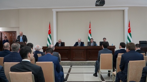 На заседании сессии Парламента Президент Республики Абхазия Аслан Бжания огласил Послание