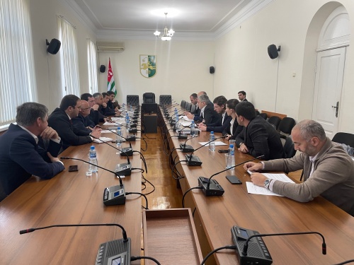 Апарламент аҟны афымцамчтә усхк азҵаарақәа ирылацәажәоит
