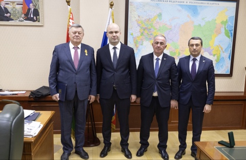  Лаша Ашуба вручил медаль Министерства обороны Республики Абхазия «За поддержание мира в Абхазии» Сергею Стрельченко